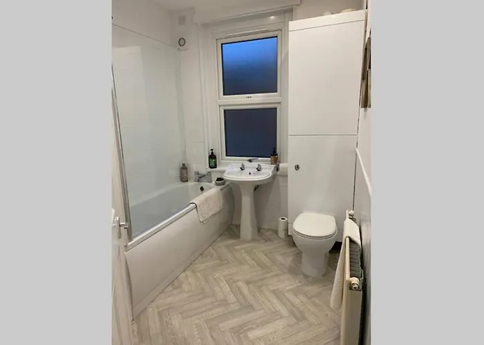 Two Hoots * Leeds (West Yorkshire)